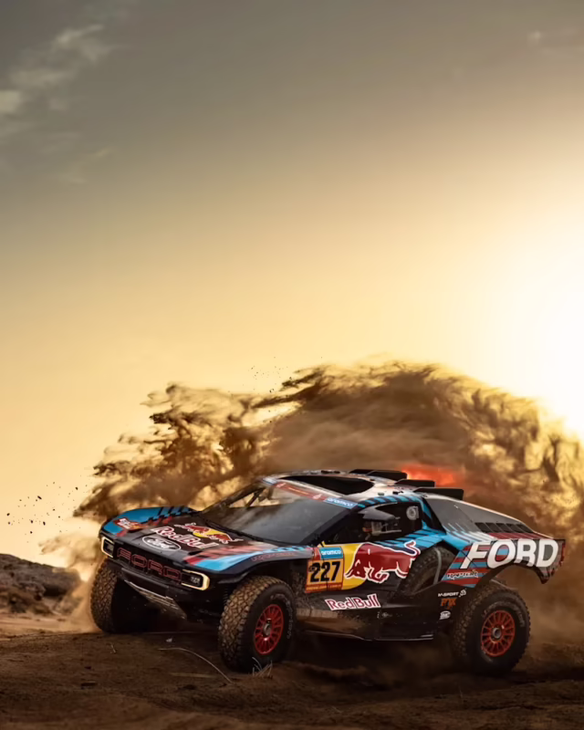 What engine is in the Dakar Ford Raptor?