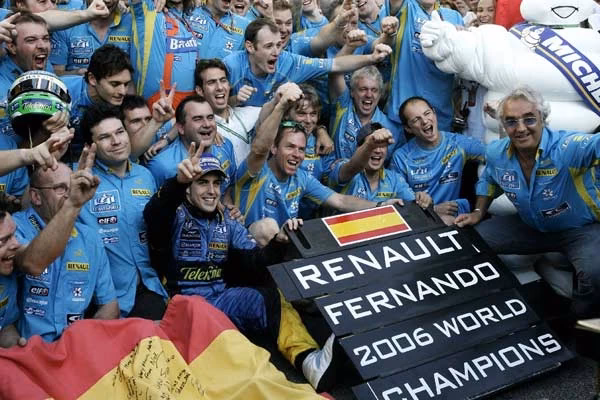 ¿Qué piloto de Fórmula 1 fue campeón del mundo en 2005 y 2006?