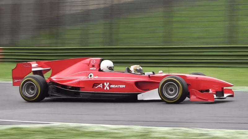 ¿Los coches de carreras tienen dos asientos?