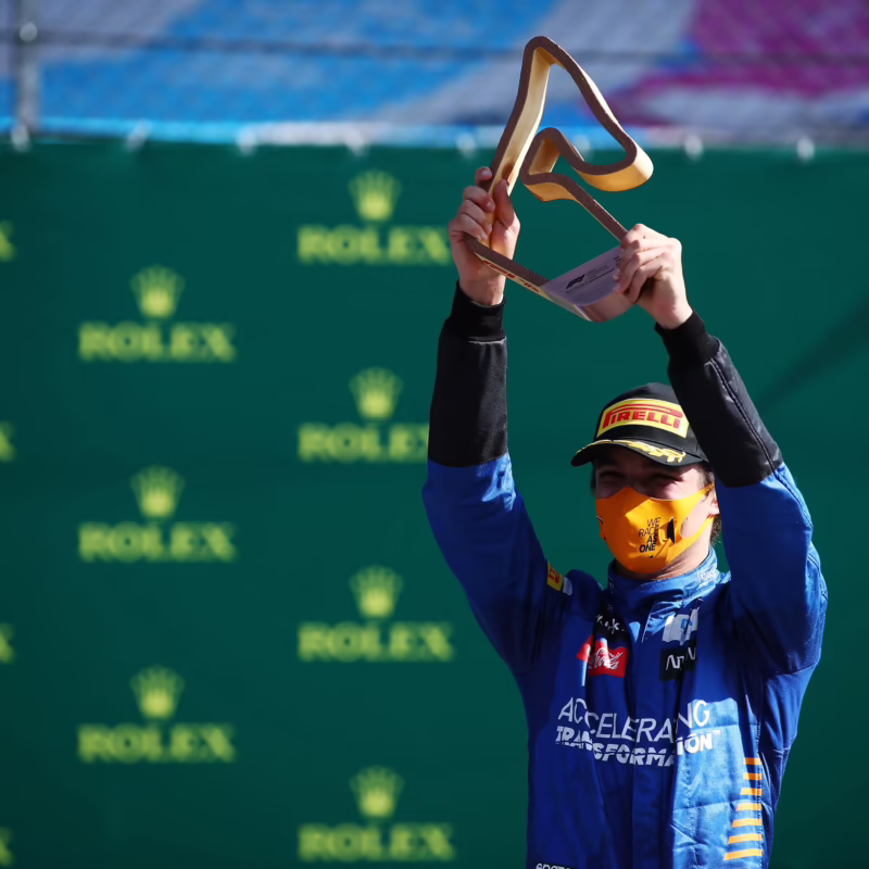 ¿Qué llevan los pilotos de F1 debajo del casco?