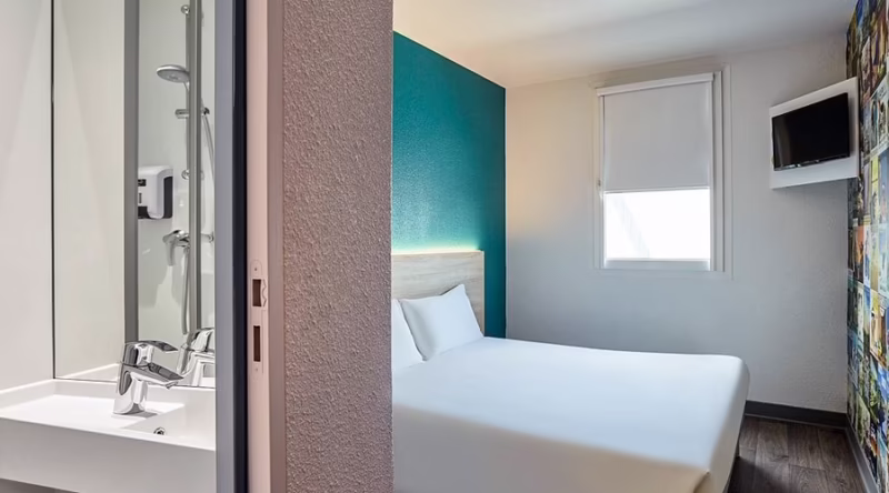 Which hotel has the best view of the racecourse during the Monaco Grand Prix?