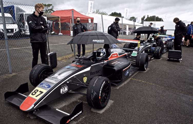 ¿Cuántos pilotos corren en F4?