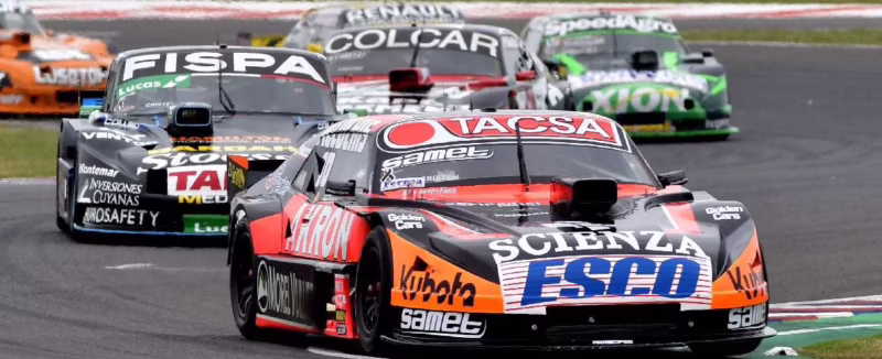 ¿Qué auto maneja Chapur en el TC?