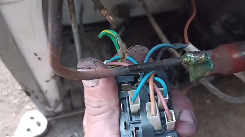 ¿Qué es el cable que está dentro de la heladera?