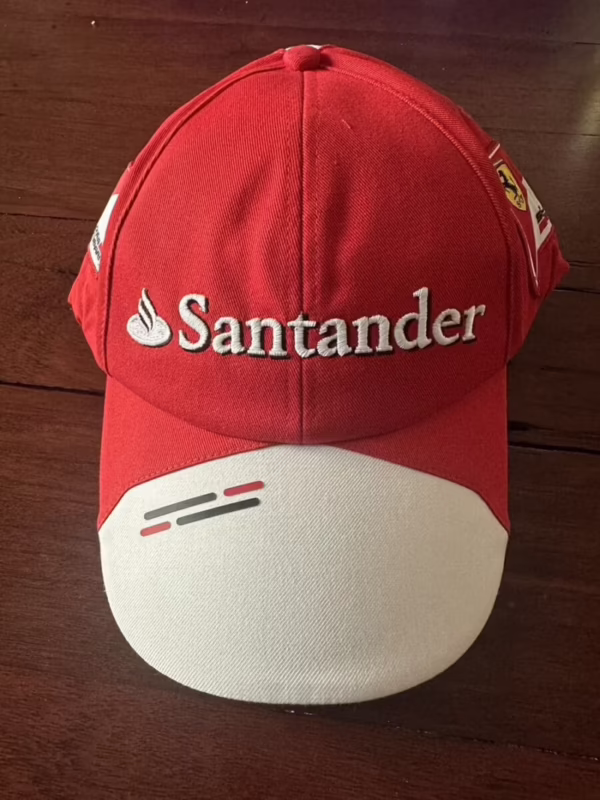 ¿Qué colores tiene el logo de Ferrari?