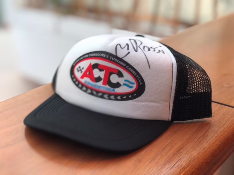 ¿Cuánto puede costar una multa por llevar gorra en el coche?