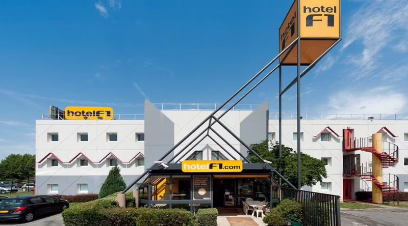 ¿Cómo se llama el hotel de la Torre Eiffel?