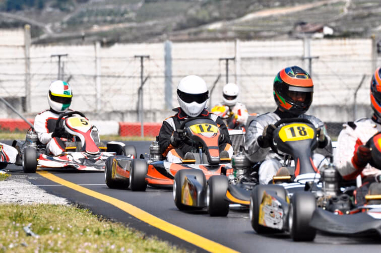 ¿Qué rama de la física estudia un automóvil?