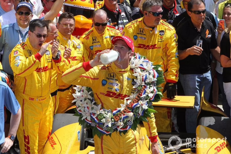 ¿Por qué los pilotos de Indy 500 beben leche?