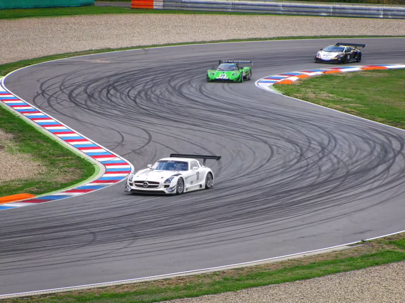 ¿Qué son las franjas de carreras en un coche?