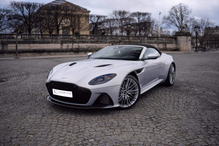 Où puis-je louer une Aston Martin ?