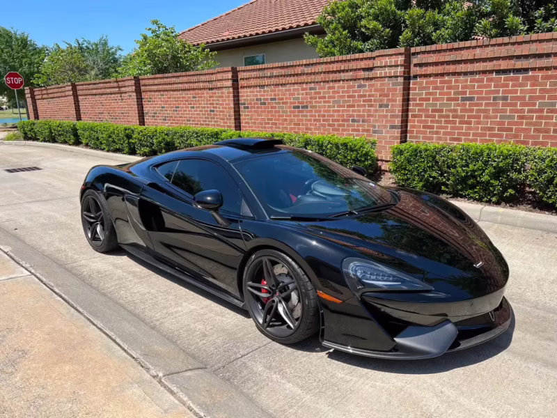 Does the 570S have a carbon tub?