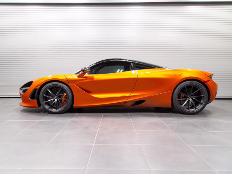 How many McLaren dealerships are there in Canada?