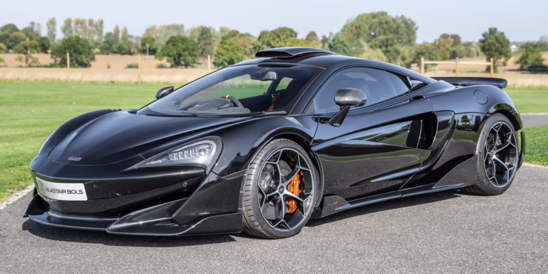 Does the McLaren 765LT have a roof scoop?