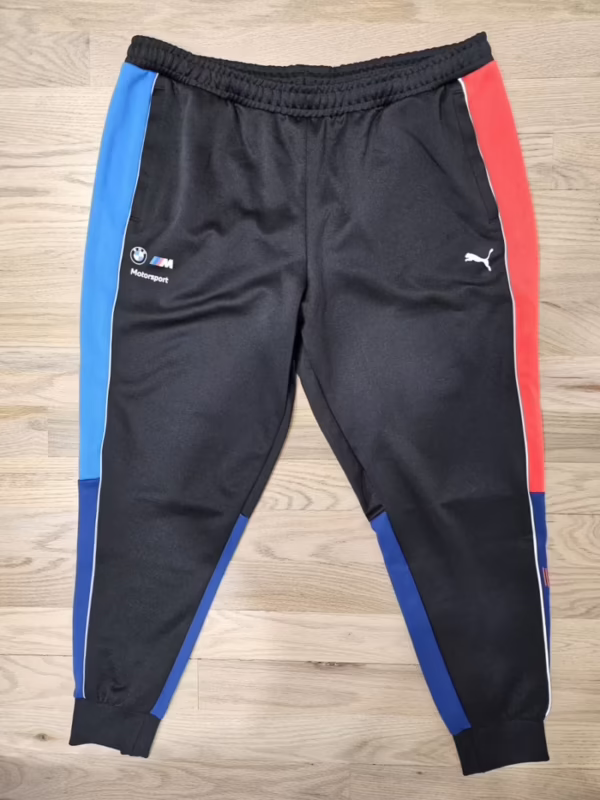 What's the difference between joggers and track pants?