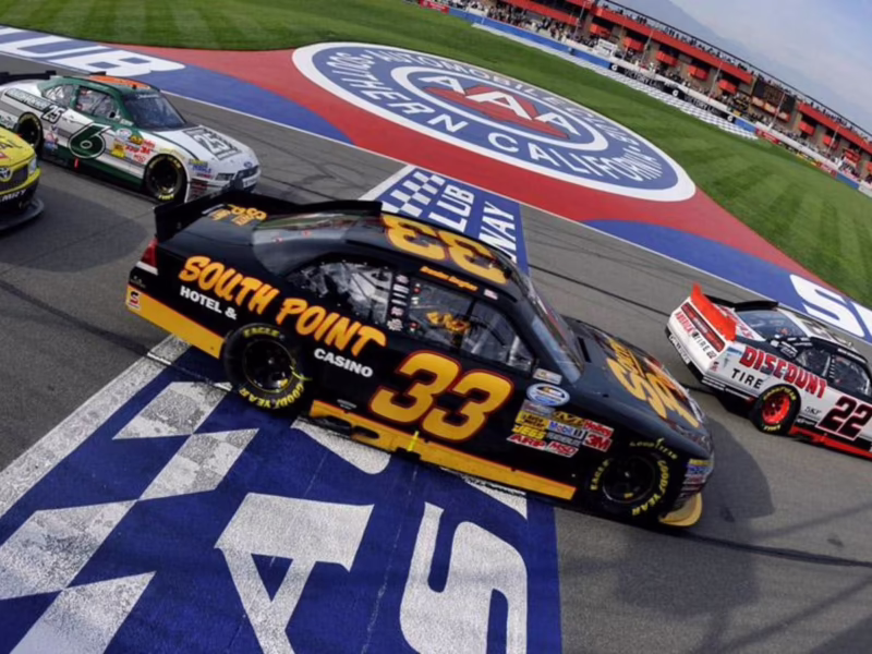 ¿Quién tiene 33 años en NASCAR?