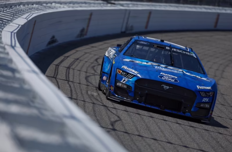 ¿Cuánto cuesta correr en una pista de NASCAR?
