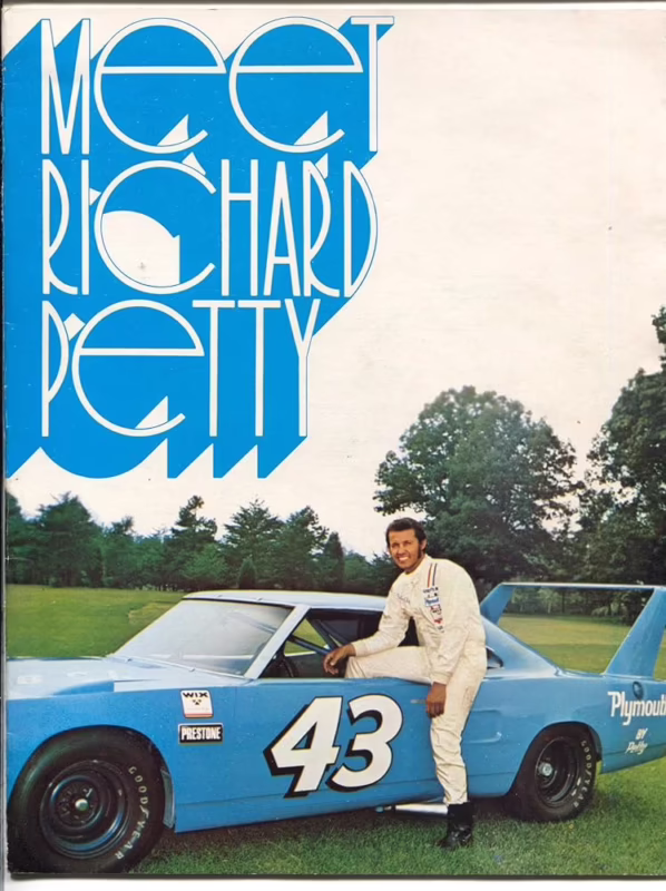 ¿Quién es el propietario del coche número 43 de NASCAR?