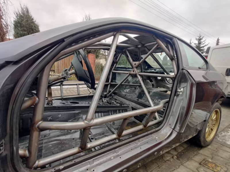 Do NASCAR cars have roll cages?