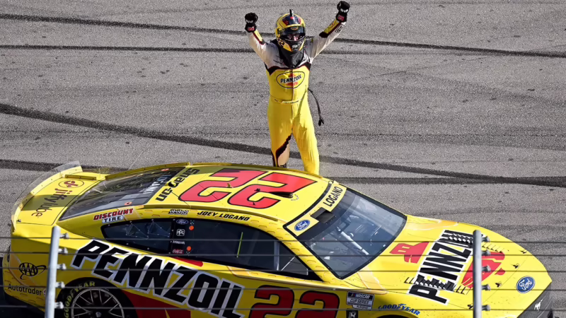 ¿Cuál es el salario del piloto #22 de NASCAR?