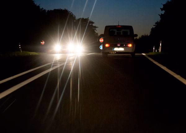 ¿Cómo se llaman las luces que parpadean en la carretera?