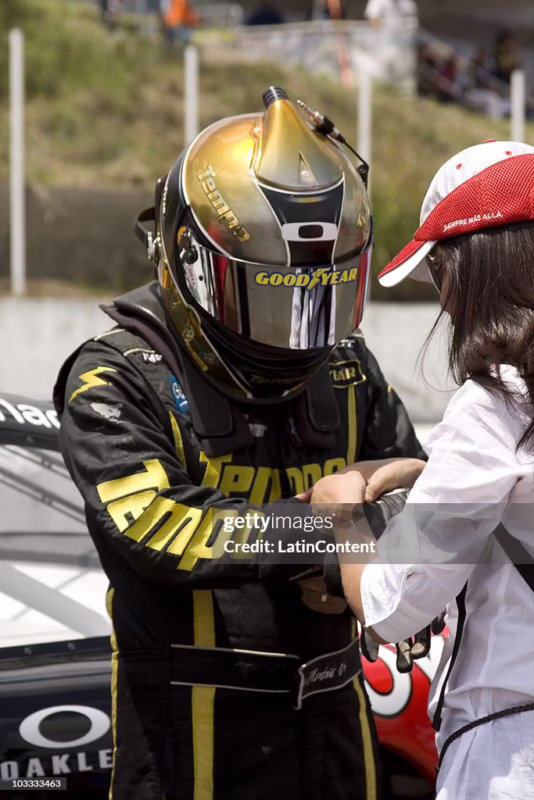 ¿Qué mexicano corre en la NASCAR?