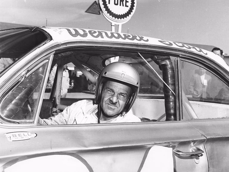 ¿Qué atleta negro fue el primero en ganar el prestigioso Campeonato de la NASCAR Cup Series en 1963?