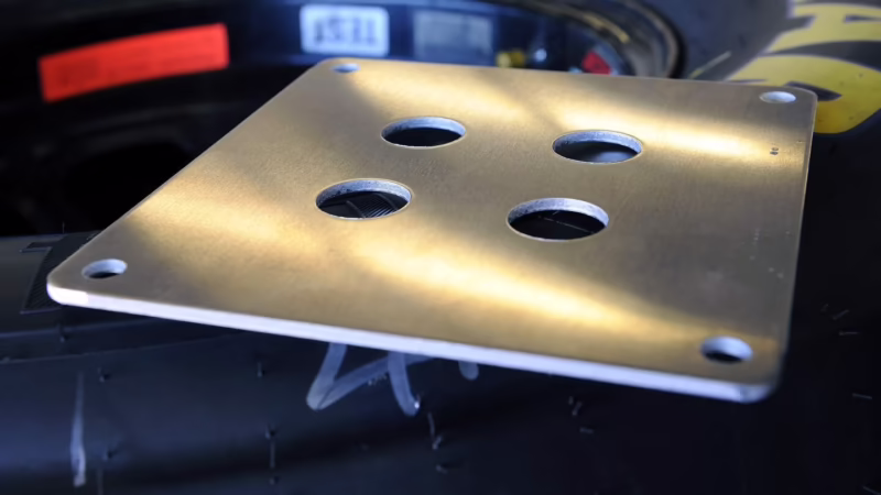 ¿Cómo se ve una placa restrictora de NASCAR?