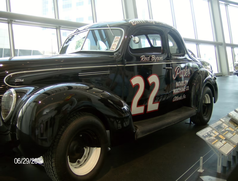 ¿Quién ganó la primera carrera de NASCAR en 1949?
