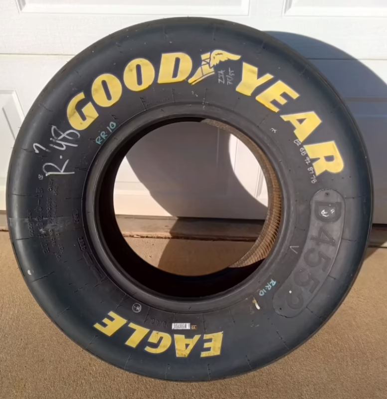 ¿Qué tamaño de neumáticos utiliza la NASCAR?