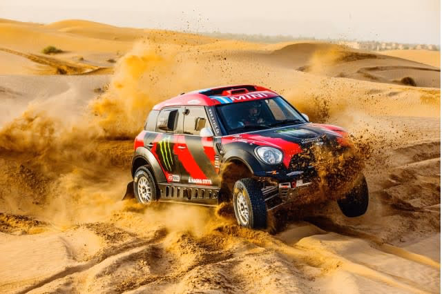 What engine does Toyota use in Dakar?
