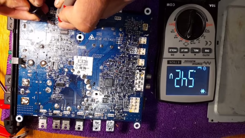 ¿Qué cambiar cuando se queman transistores en un amplificador?