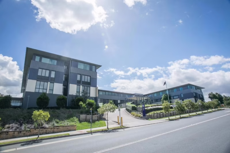 Does Sydney Airport have day rooms?