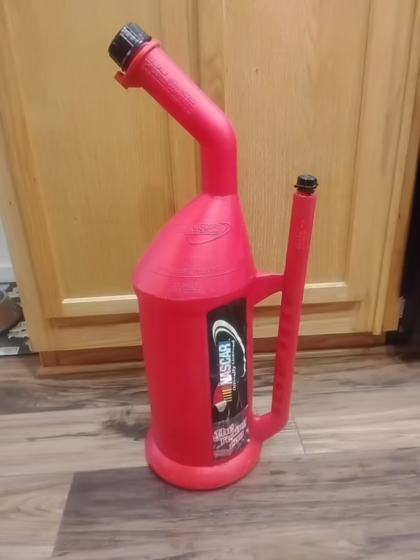 ¿Qué tan grande es el tanque de combustible en Nascar?