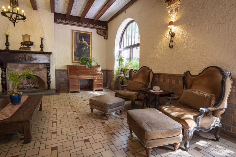 Where is the Holland Hotel in Texas?