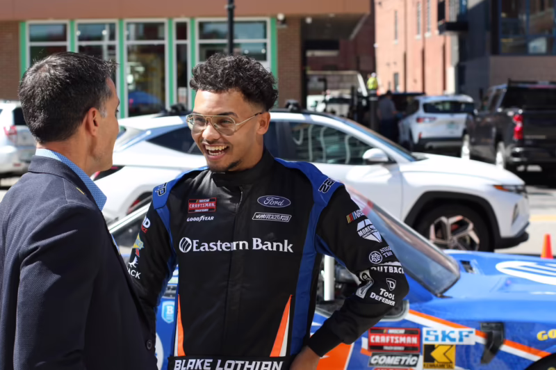 ¿Los pilotos de NASCAR tienen managers?