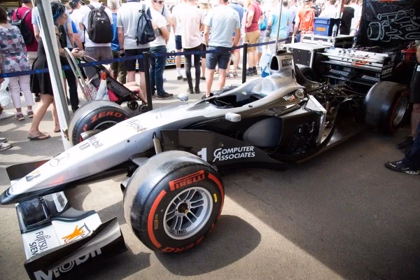 ¿Cuánto hace de 0 a 100 un McLaren?